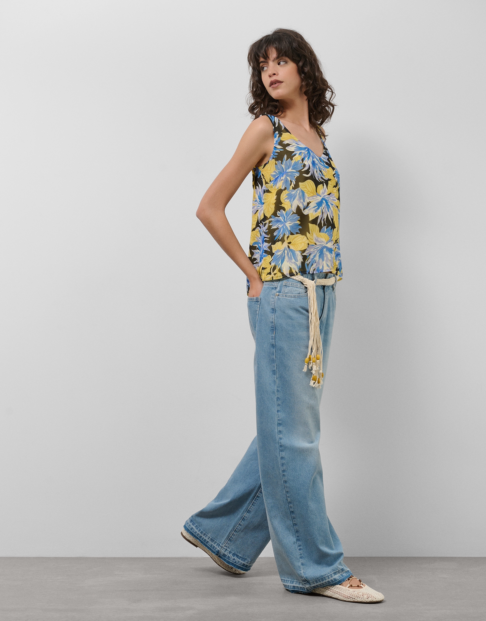 Blue georgette crepe sleeveless top with floral print