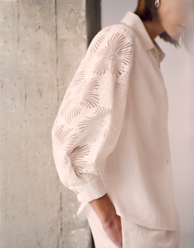 Blusa oversize con diseño floral en devoré crudo
