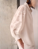 Blusa oversize con diseño floral en devoré crudo