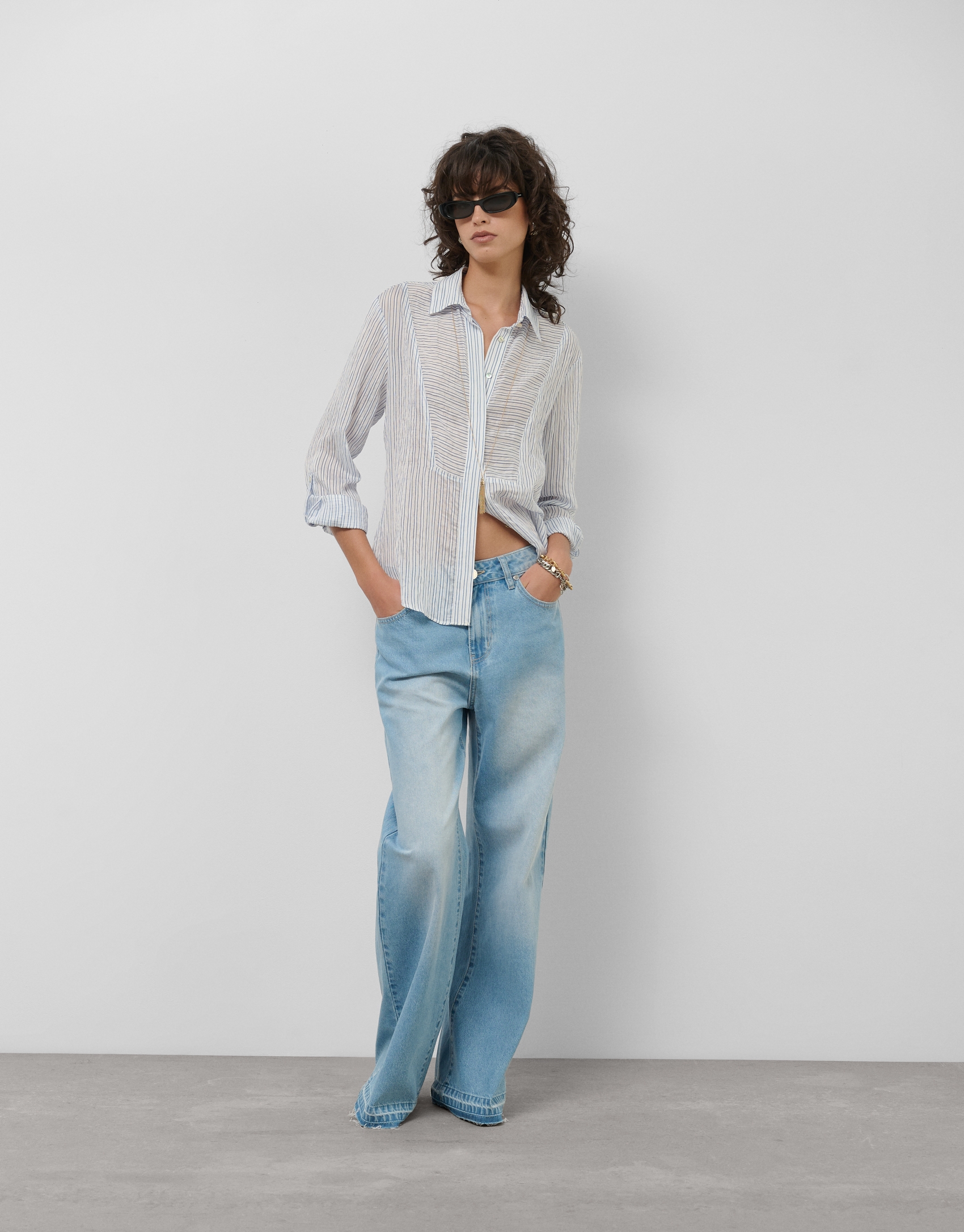 Blusa manga larga remangada rayas azul y blanco