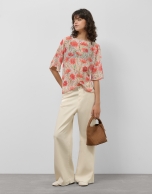 Blusón en gasa estampado vegetal floral tonos coral y rojo