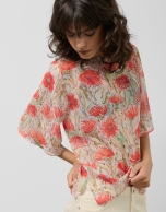 Blusón en gasa estampado vegetal floral tonos coral y rojo
