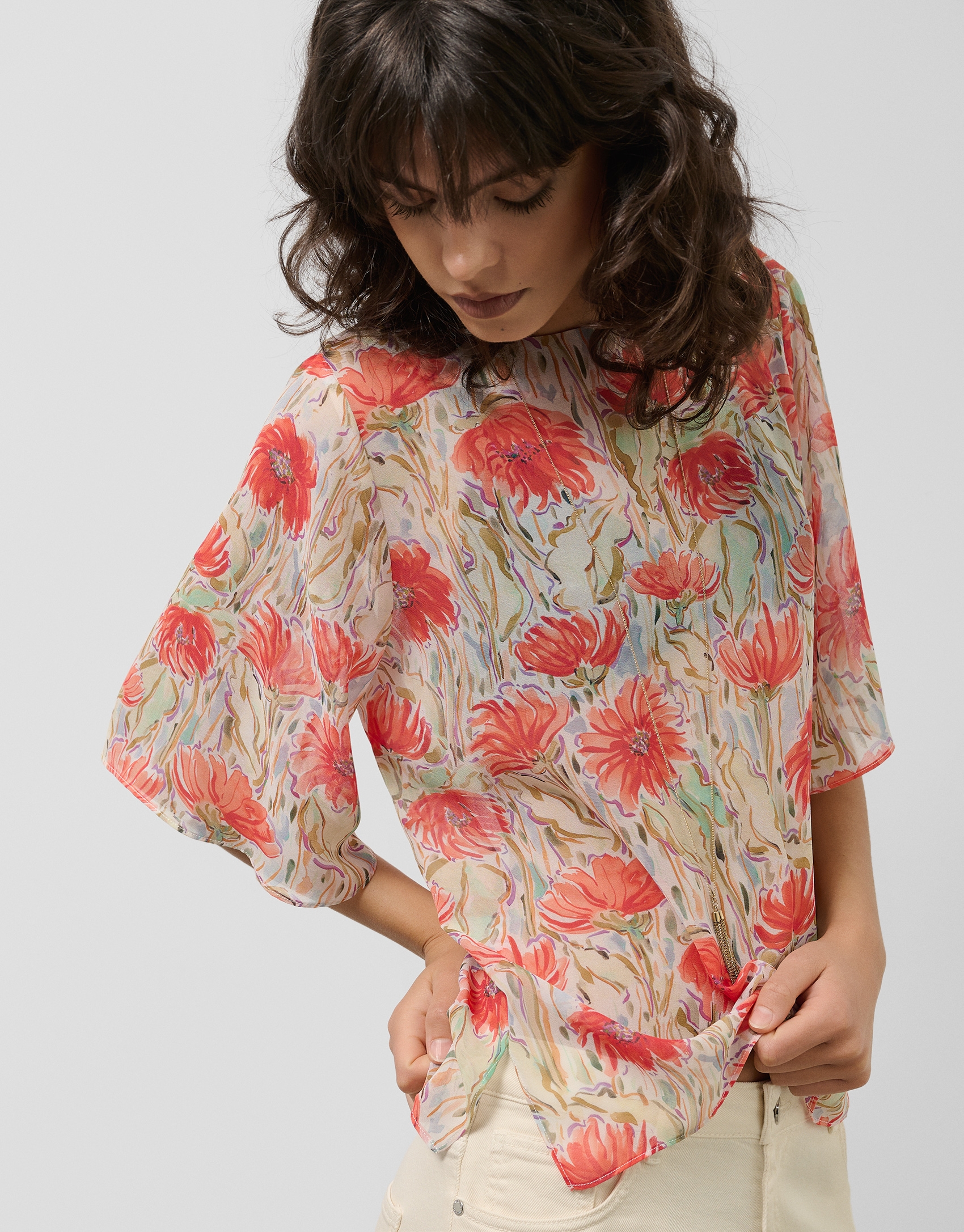 Blusón en gasa estampado vegetal floral tonos coral y rojo