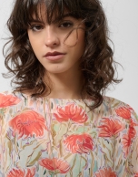 Blusón en gasa estampado vegetal floral tonos coral y rojo