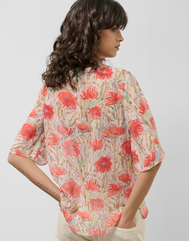 Blusón en gasa estampado vegetal floral tonos coral y rojo