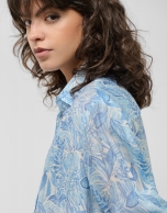 Blusa larga en gasa estampado vegetal azul