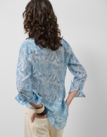 Blusa larga en gasa estampado vegetal azul