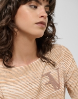 Camiseta escote barco y manga larga listas cámel