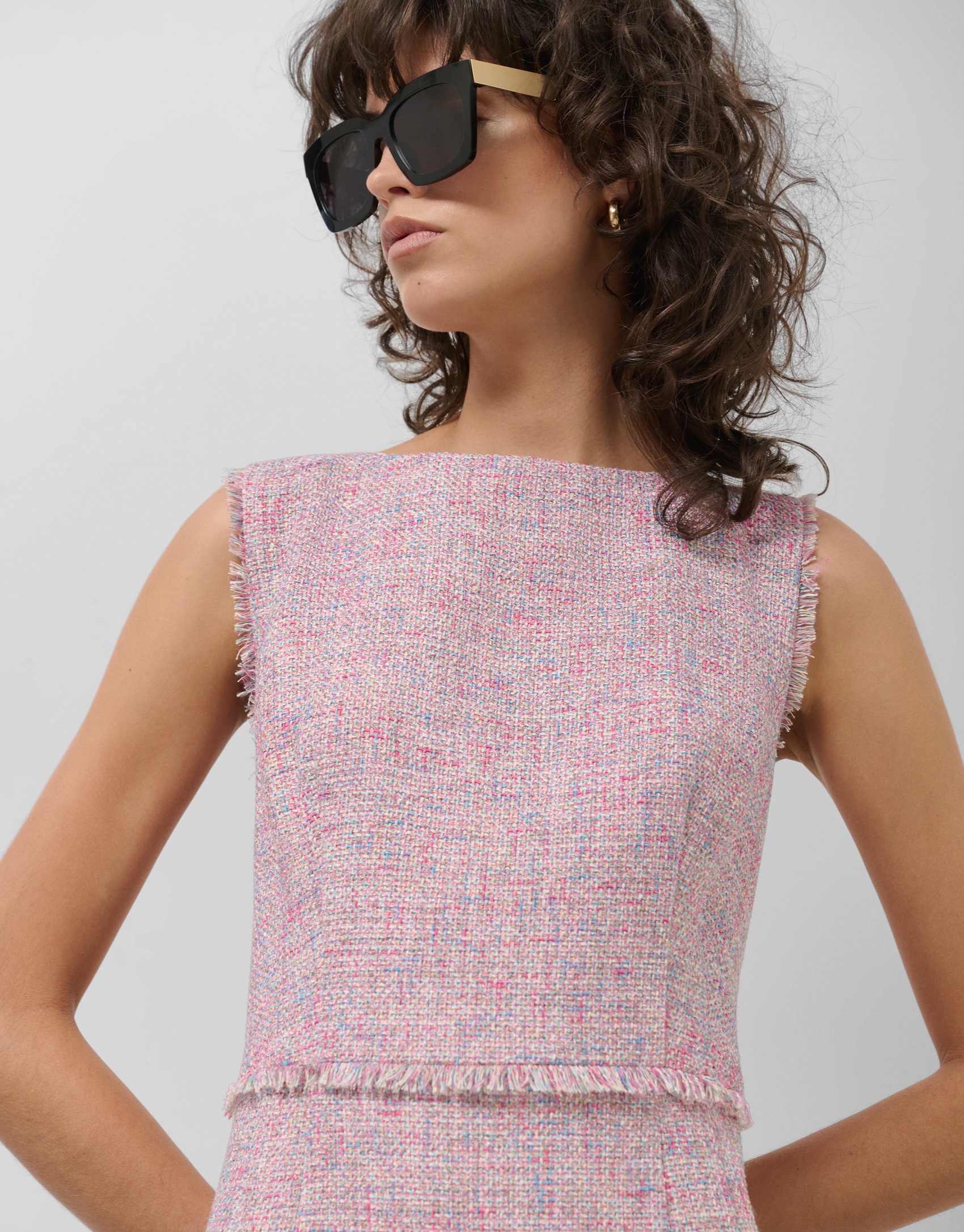 Sleeveless straight tweed dress in pink tones