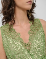 Vestido corto escote pico sin mangas guipur verde