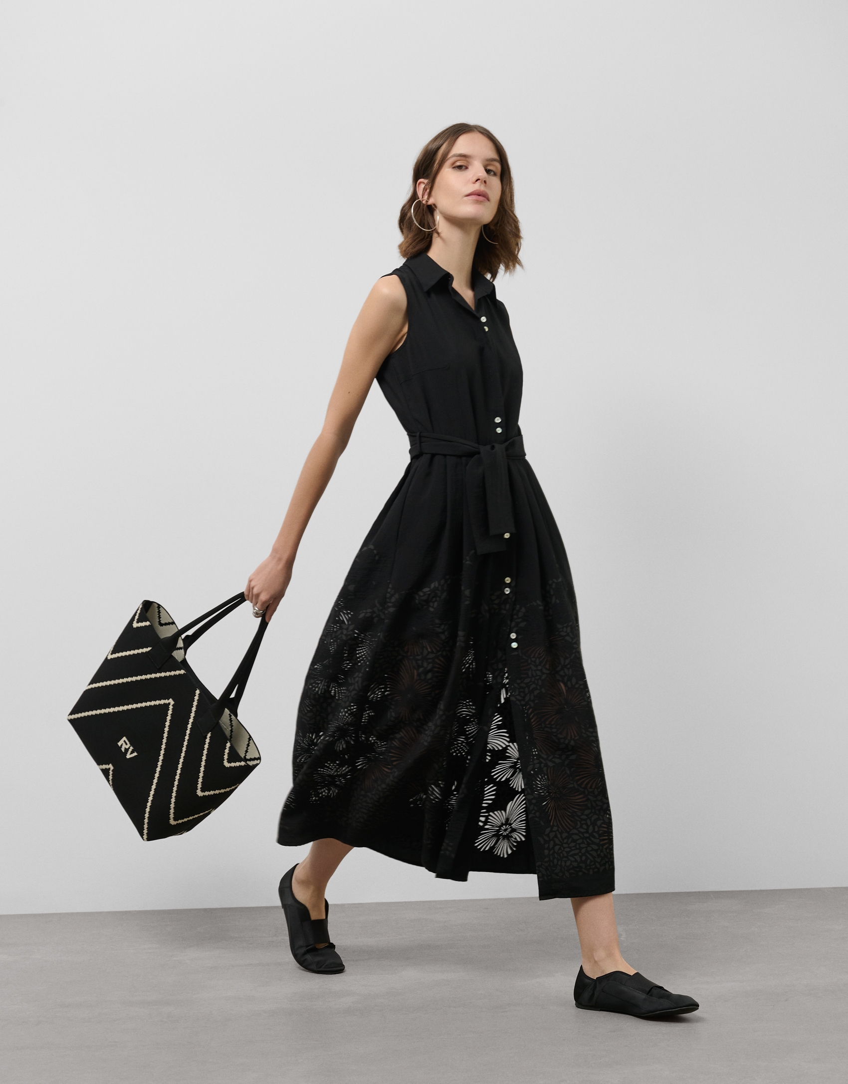 Vestido midi camisero con diseño floral en devoré negro