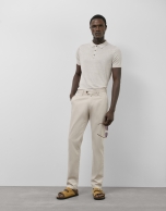 Pantalón chino regular algodón tintado beige
