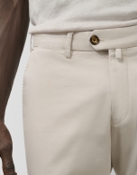 Pantalón chino regular algodón tintado beige