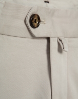 Pantalón chino regular algodón tintado beige
