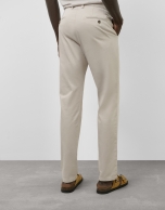 Pantalón chino regular algodón tintado beige