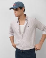 Regular white sport shirt with red/navy geometric print