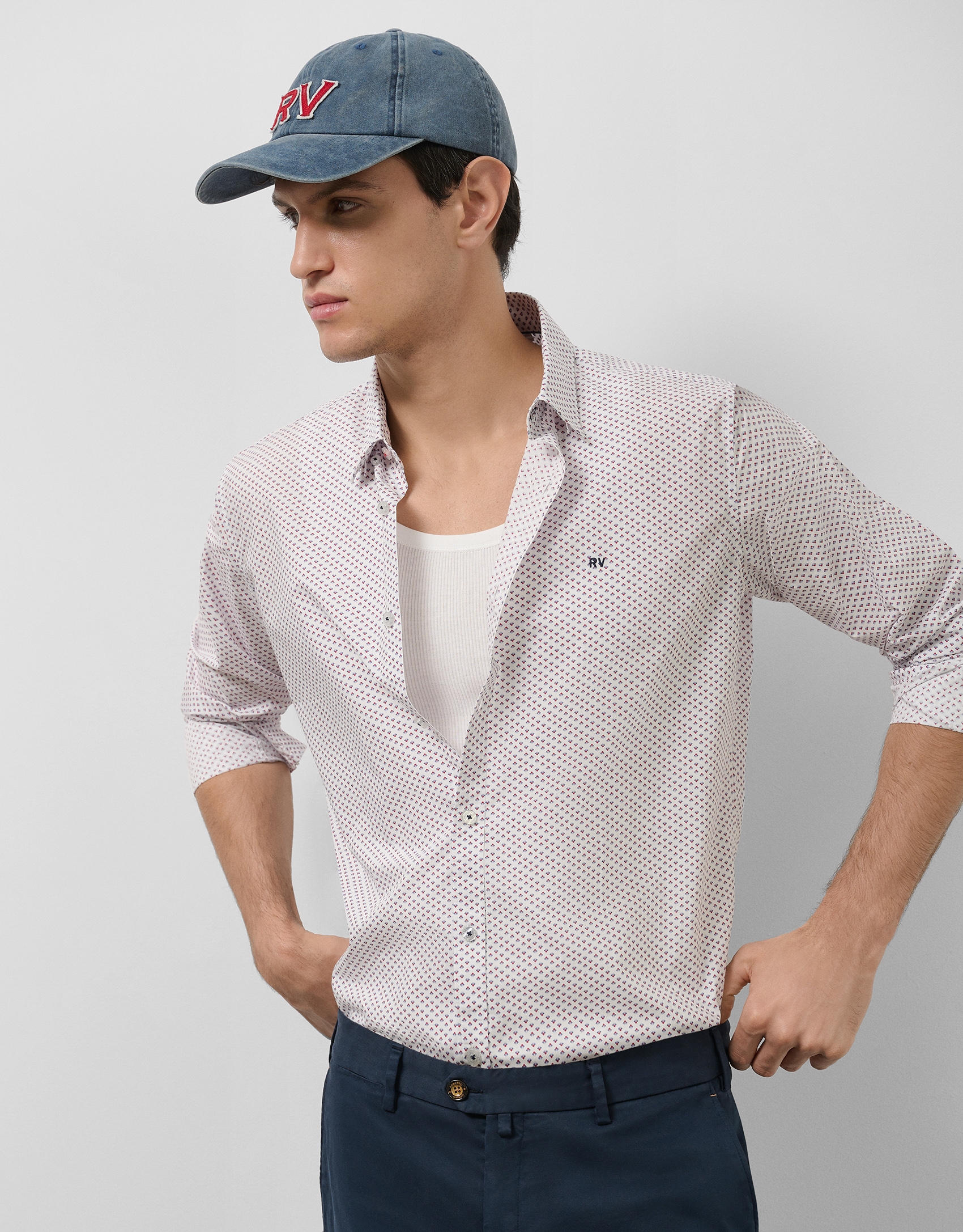 Regular white sport shirt with red/navy geometric print