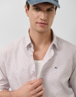 Regular white sport shirt with red/navy geometric print