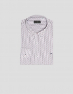 Regular white sport shirt with red/navy geometric print