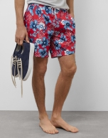 Ba&ntilde;ador estampado flores rojo y tonos azules