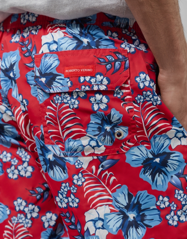 Ba&ntilde;ador estampado flores rojo y tonos azules