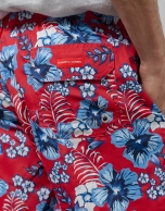 Ba&ntilde;ador estampado flores rojo y tonos azules