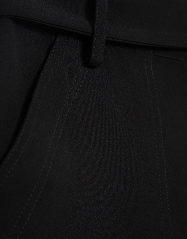 Pantalón ancho fluido twill negro con cinturón