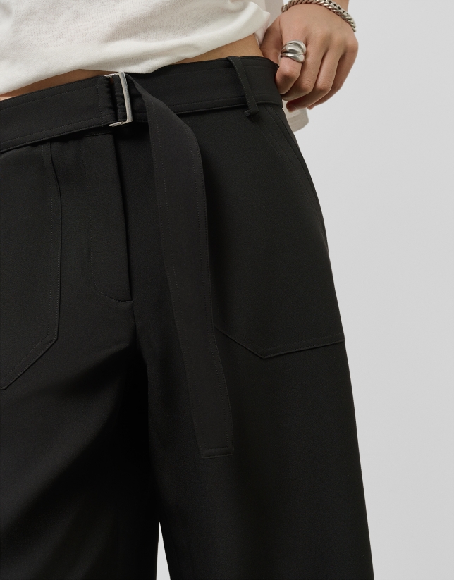 Pantalón ancho fluido twill negro con cinturón
