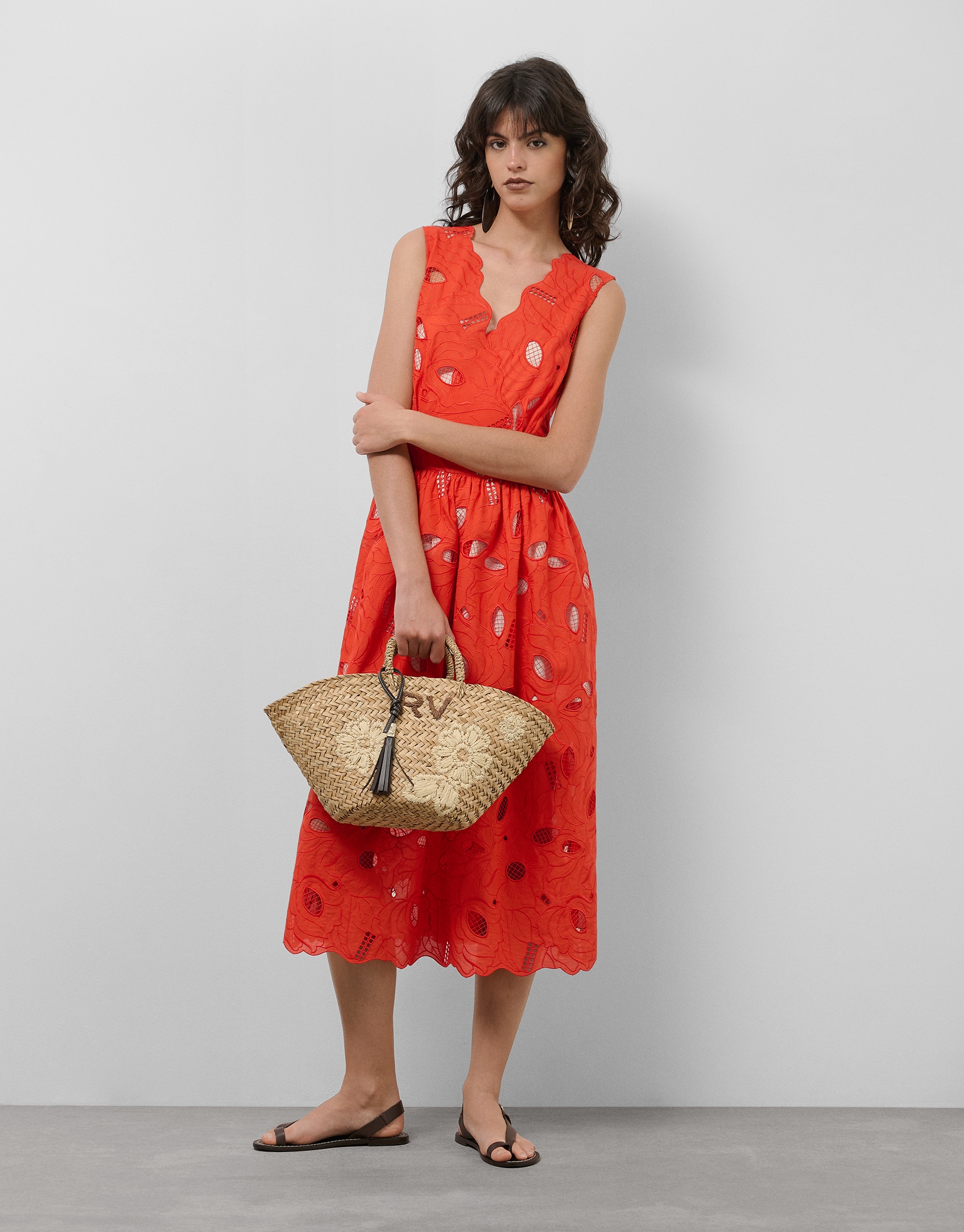 Vestido midi sin mangas bordado suizo rojo