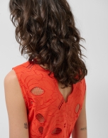 Vestido midi sin mangas bordado suizo rojo