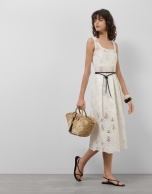 Vestido midi de sisas en guipur blanco