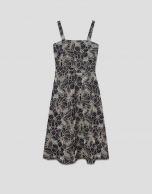 Vestido midi de tirantes en tejido vaquero azul con bordado floral y calados