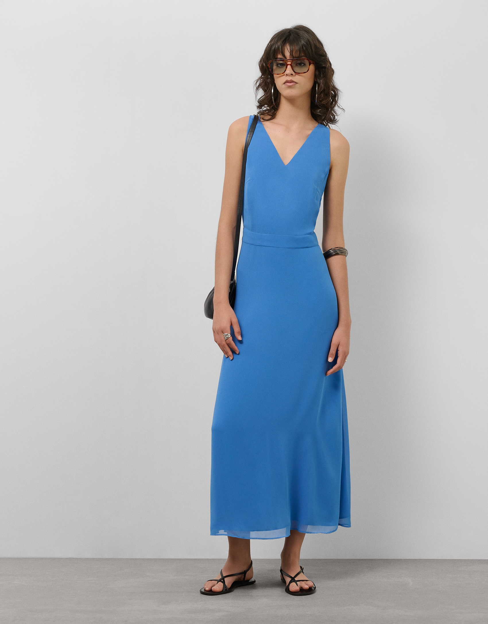 Vestido largo escote halter anudado en crepe georgette azul