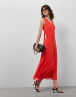 Vestido midi escote halter anudado en crepe georgette rojo