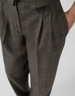 Pantalón pinzas corte masculino cuadro gales marrón