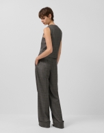 Pantalón pinzas corte masculino cuadro gales marrón