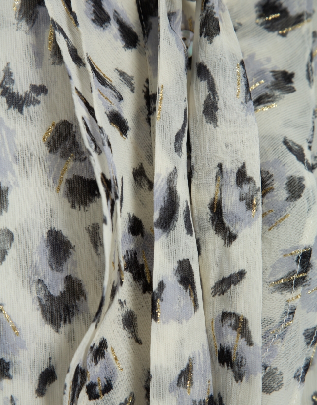 Blusa con volantes en pechera estampado manchas gris