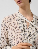 Blusa con volantes en pechera estampado manchas gris