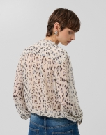 Blusa con volantes en pechera estampado manchas gris