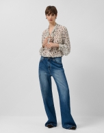 Blusa con volantes en pechera estampado manchas gris