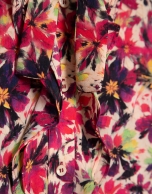Blusa con volantes en pechera estampado floral berenjena