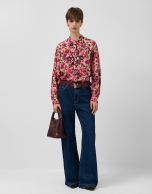 Blusa con volantes en pechera estampado floral berenjena