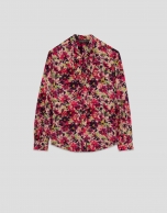 Blusa con volantes en pechera estampado floral berenjena