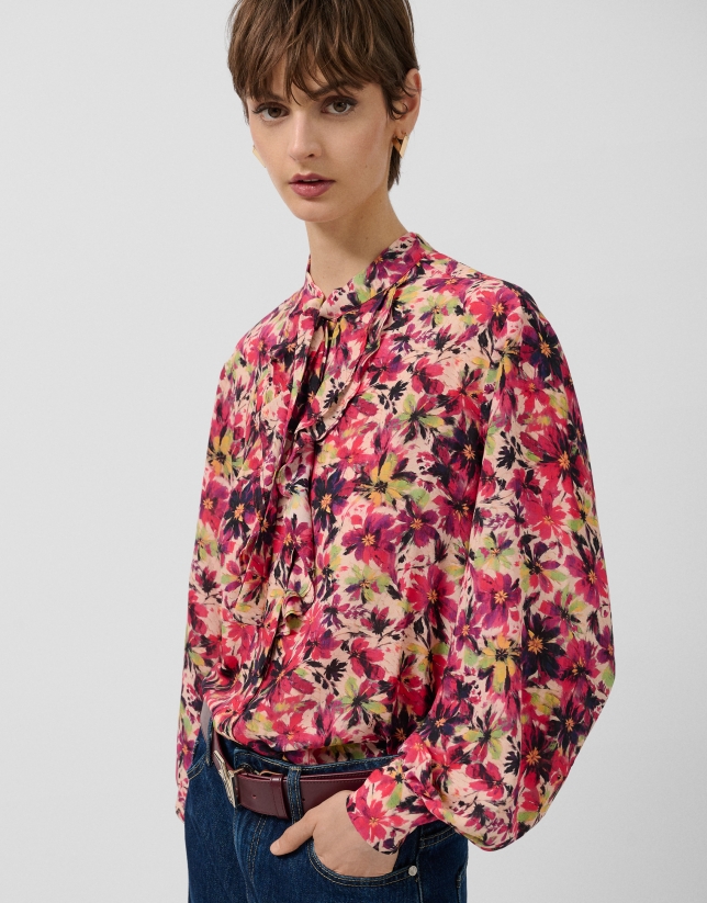 Blusa con volantes en pechera estampado floral berenjena