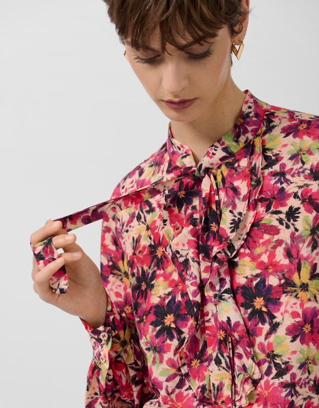 Blusa con volantes en pechera estampado floral berenjena