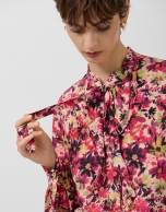 Blusa con volantes en pechera estampado floral berenjena