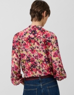 Blusa con volantes en pechera estampado floral berenjena