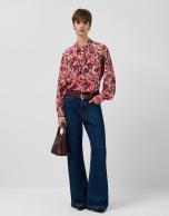 Blusa con volantes en pechera estampado floral berenjena