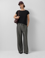 Camiseta sin mangas oversize negra con estrellas