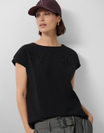 Camiseta sin mangas oversize negra con estrellas